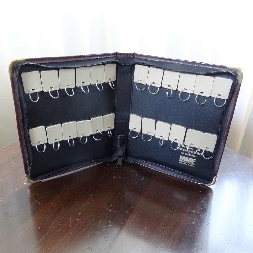 Zippered ~ KEY Case ORGANIZER ~ Book ~ NWOT